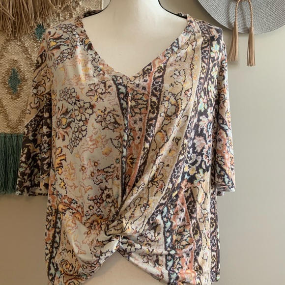 Judith March Tops - Donated Judith March size large v-neck tee with tie knot on front high-low EUC